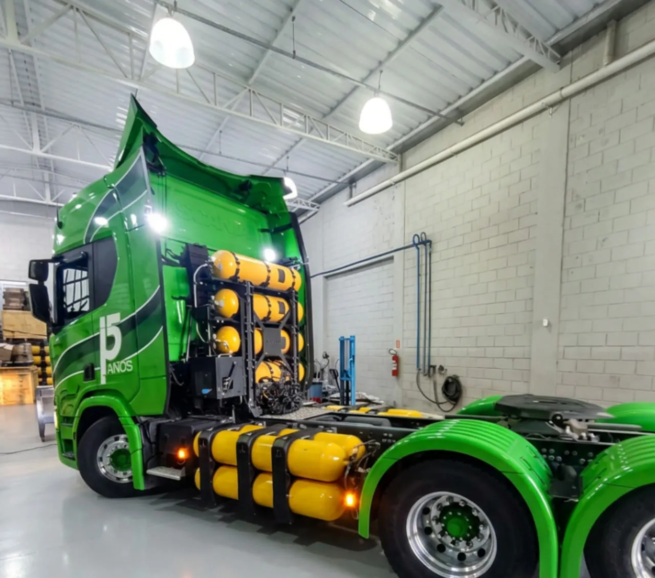 Cavalo mecânico Scania verde equipado com sistema GNV
