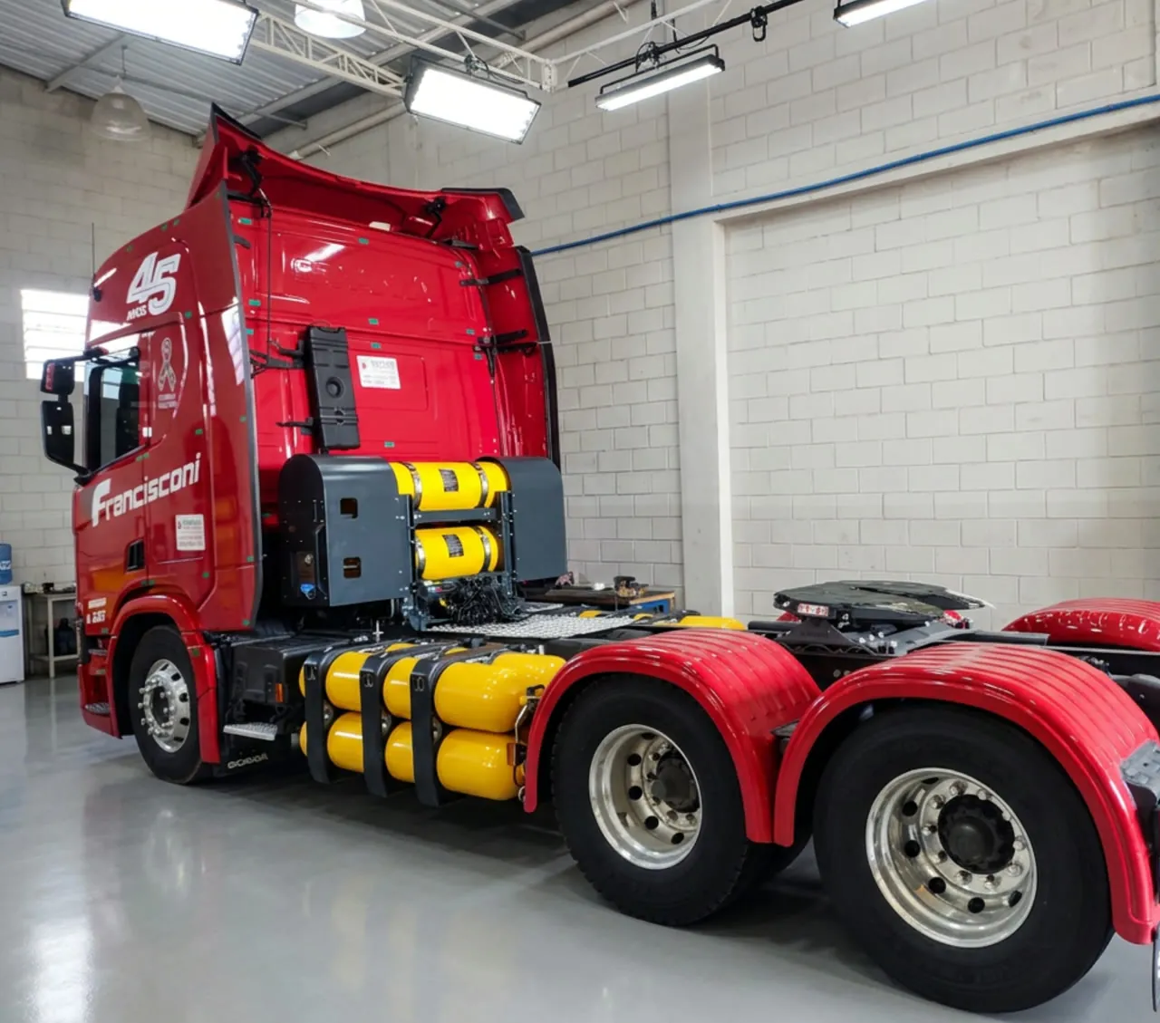 Cavalo mecânico Scania vermelho equipado com sistema GNV