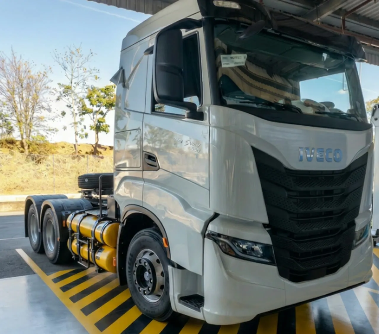 Cavalo mecânico IVECO branco com montagem lateral de GNV