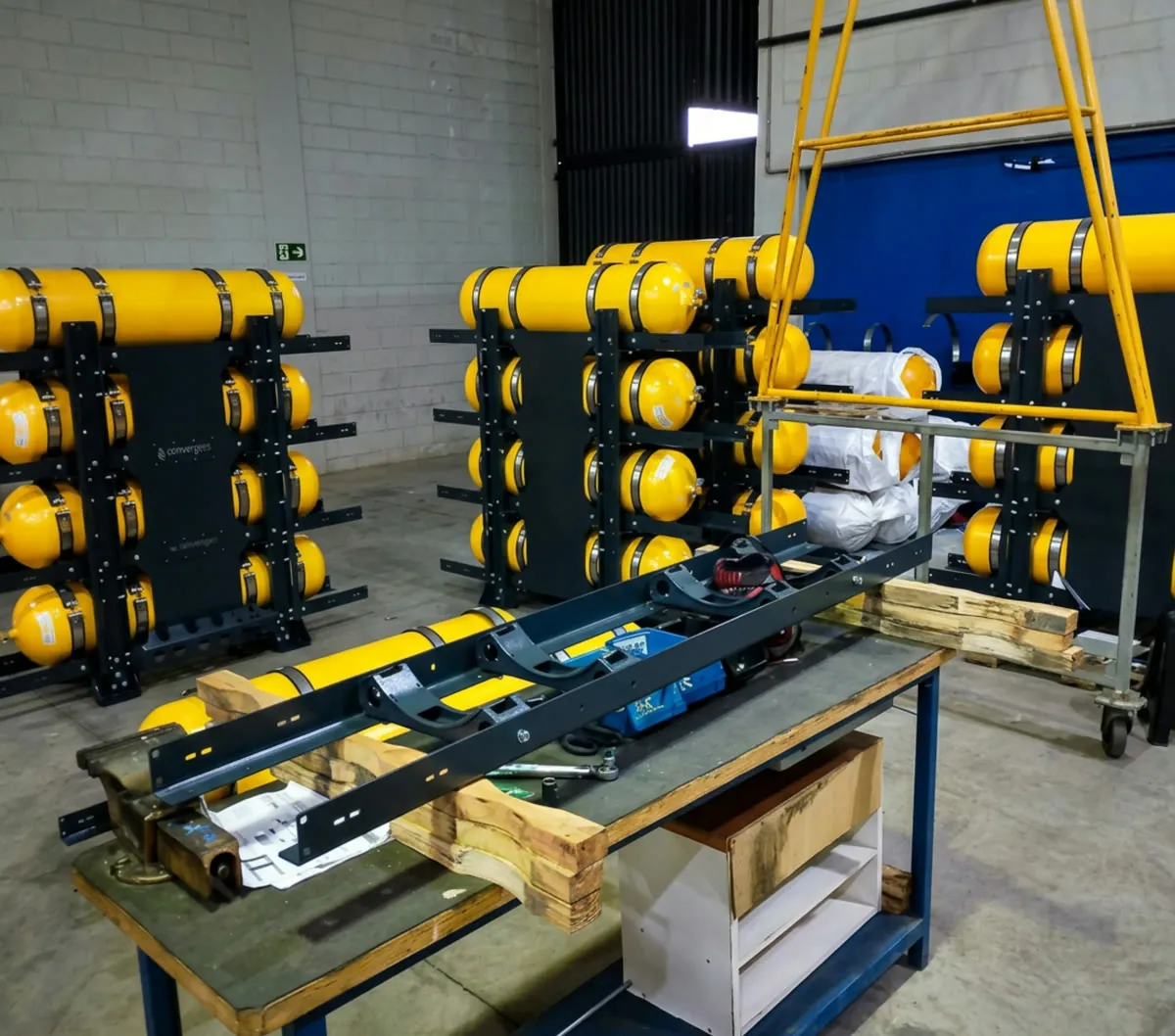 Fabricação dos módulos de cilindros atrás da cabine na oficina