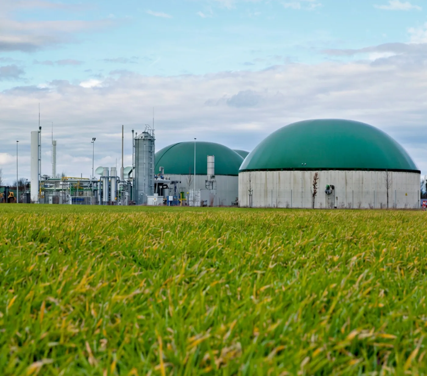 Planta de biogás com biodigestores no campo