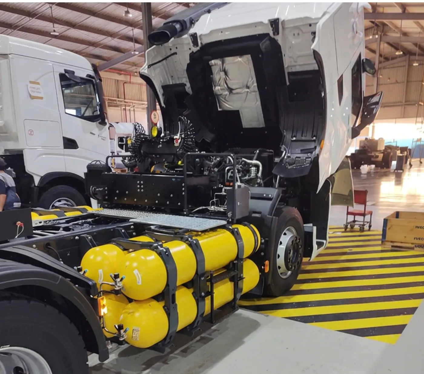 Caminhão com cilindros de GNV instalados atrás da cabine